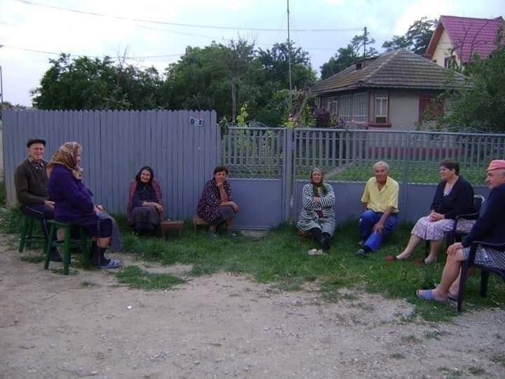 A group of people sitting on the grass
AI-generated content may be incorrect.
