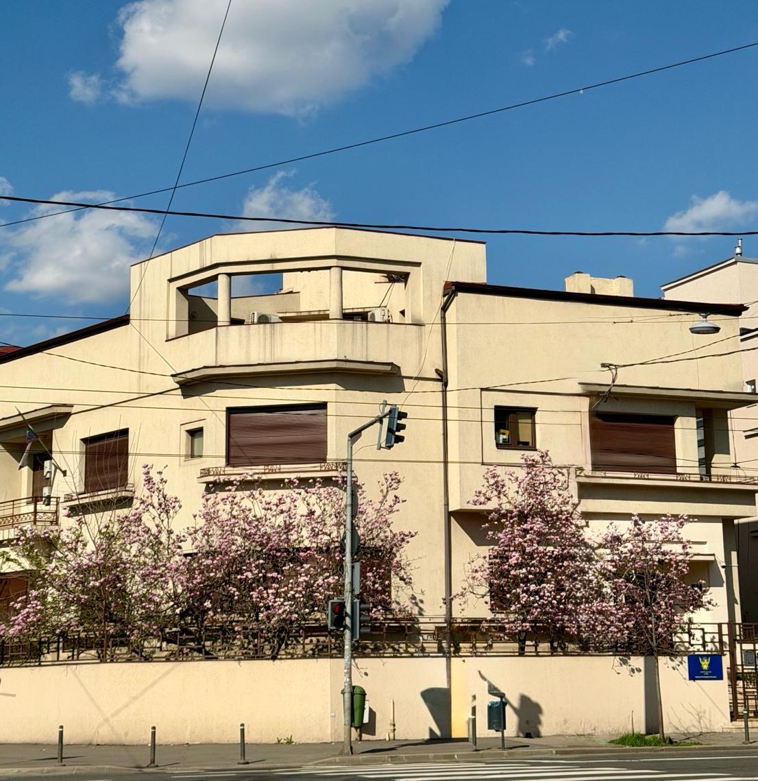 A building with trees and a street lightAI-generated content may be incorrect.